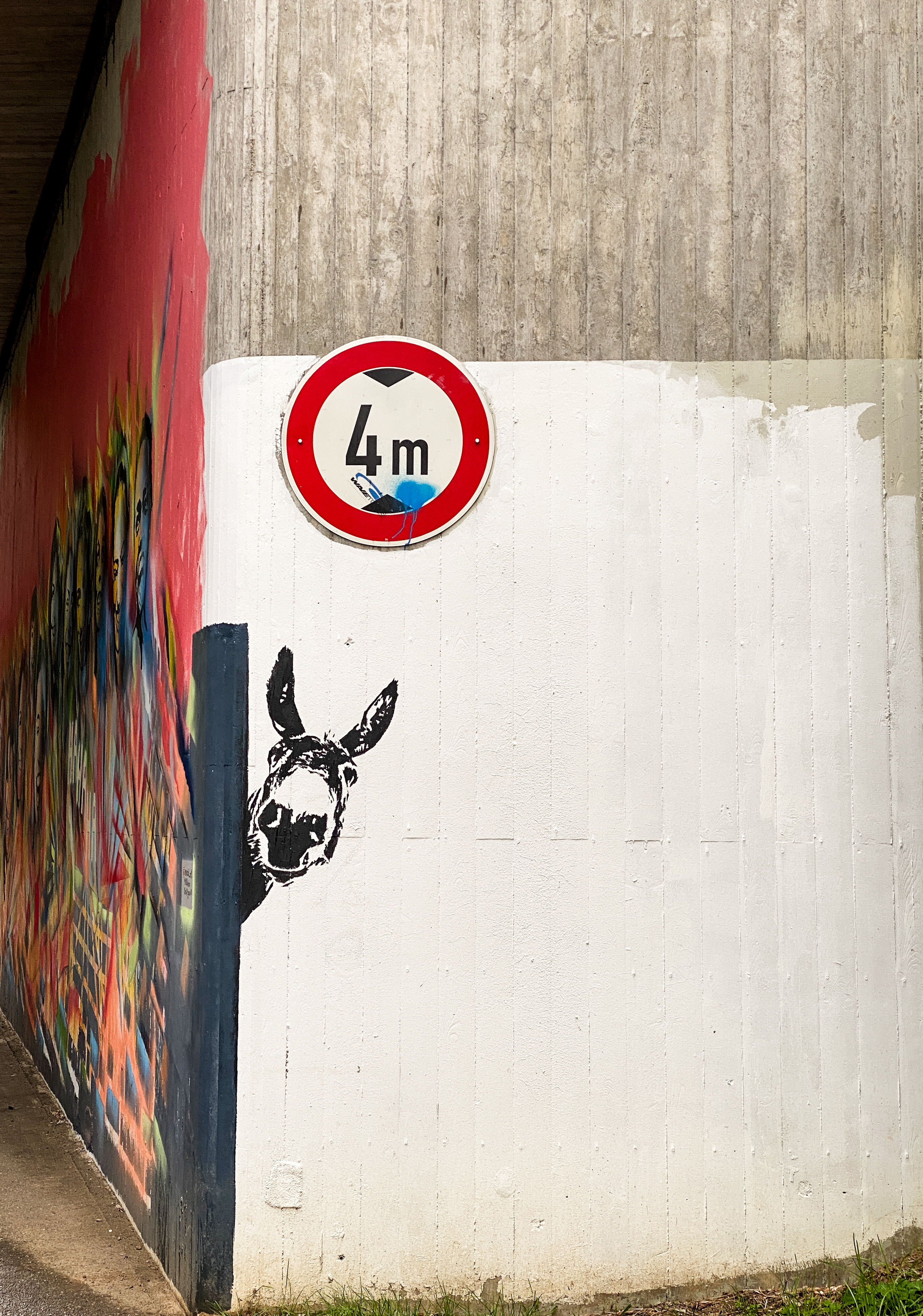 Street Art Esel an einer Straßenunterführung