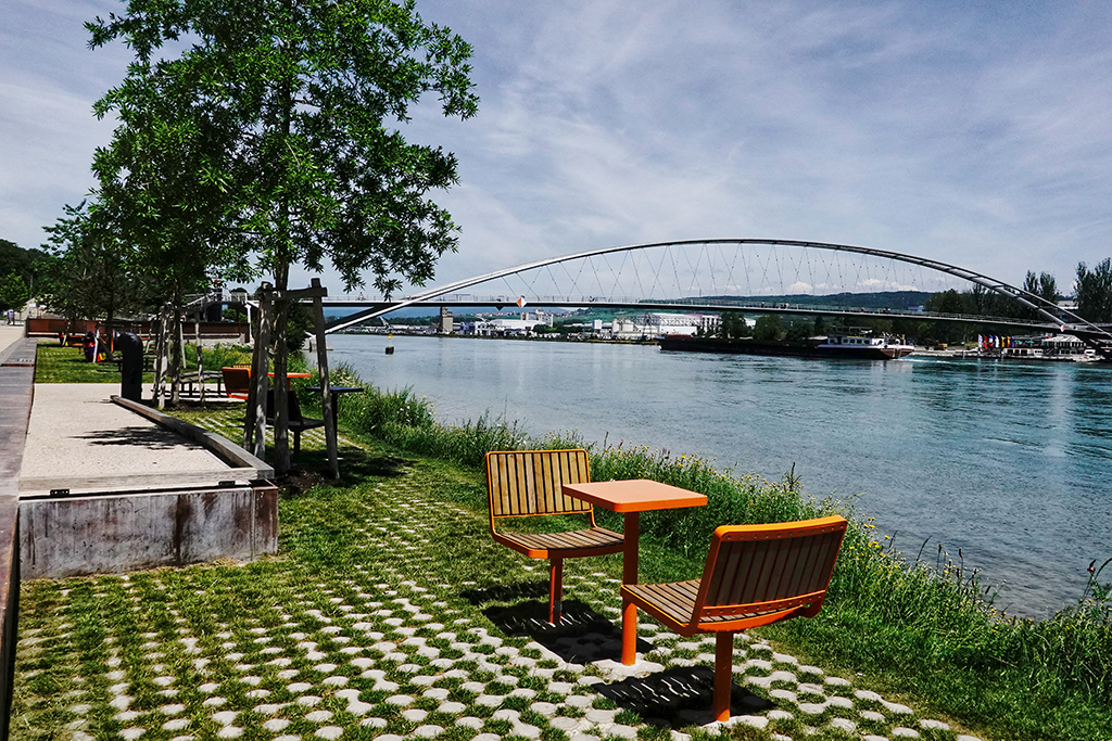 (Blick von der Passerelle des Trois Pays auf das Dreiländereck, den Rhein. Flußufer französische Seite. Fotos: Gudrun Gempp)