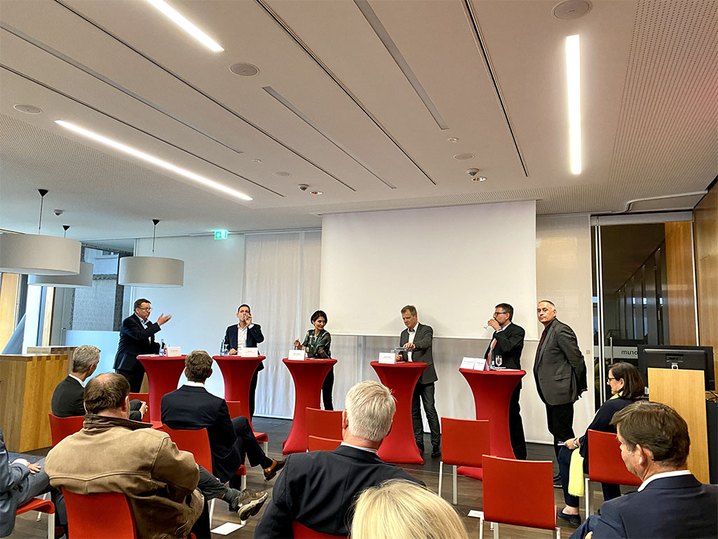 Publikum und Podiumsdiskussion. Impressionen während der Veranstaltung.