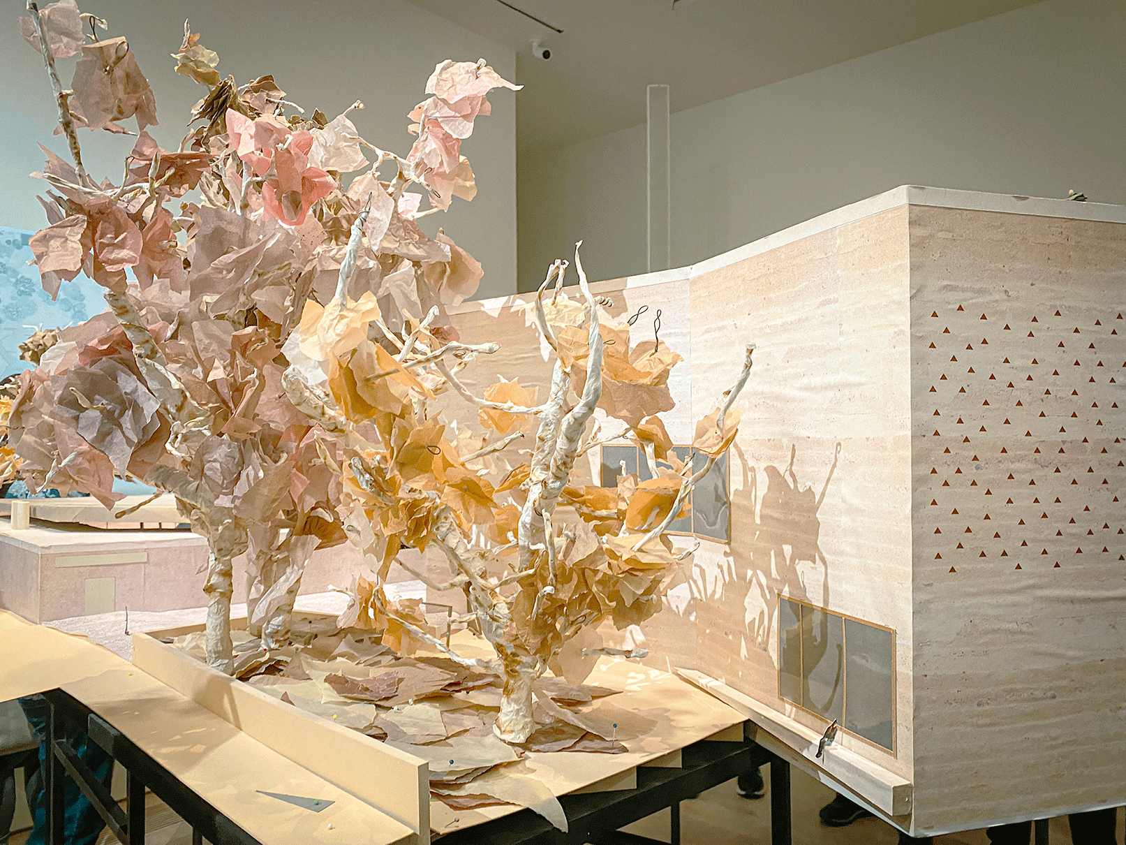 Noch leeres Podium, Architekturmodell, Planskizze