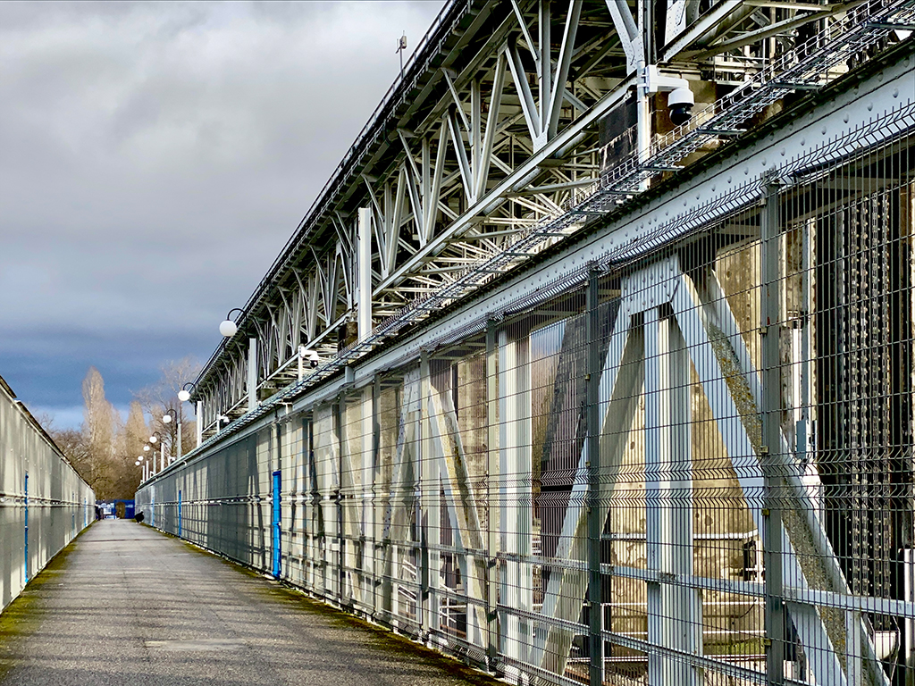 (Steg über den Rhein, Stauwehr Märkt. Landesgrenze Deutschland / Frankreich. Fotos: Gudrun Gempp)