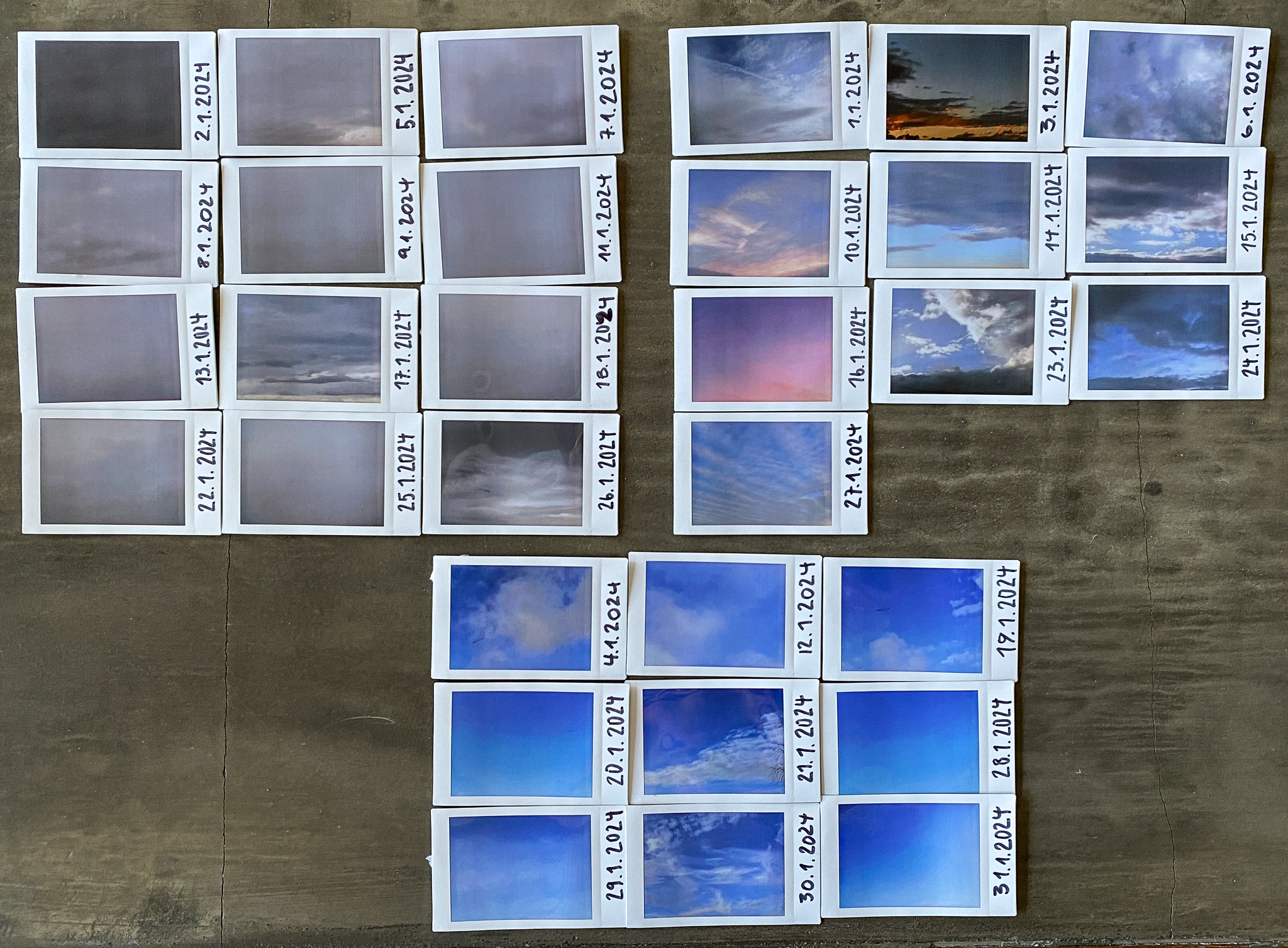 Anordnung nach Lichtstimmung der Polaroidaufnahmen vom Himmel im Januar