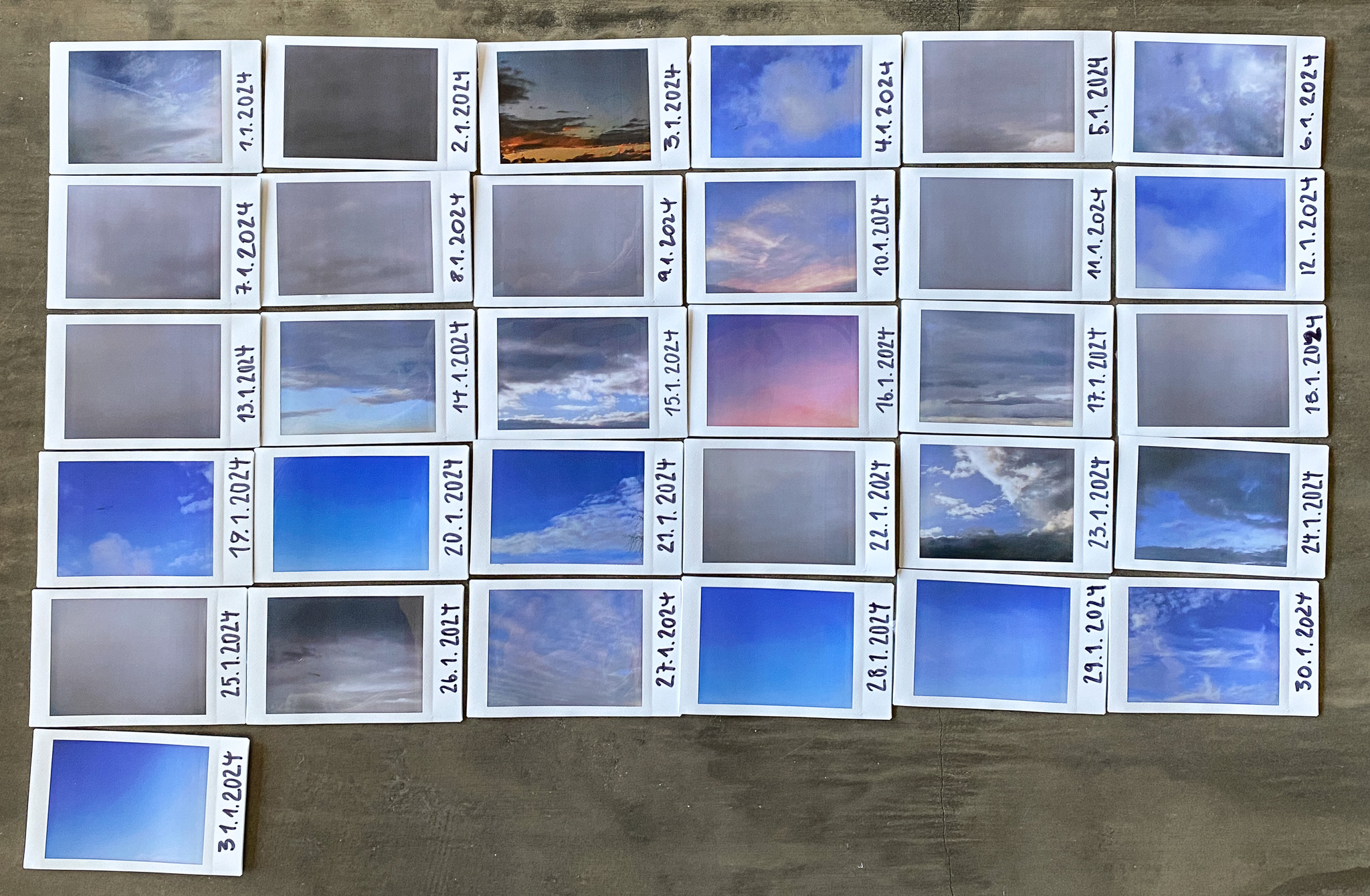 Chronologische Anordnung der Polaroidaufnahmen vom Himmel im Januar