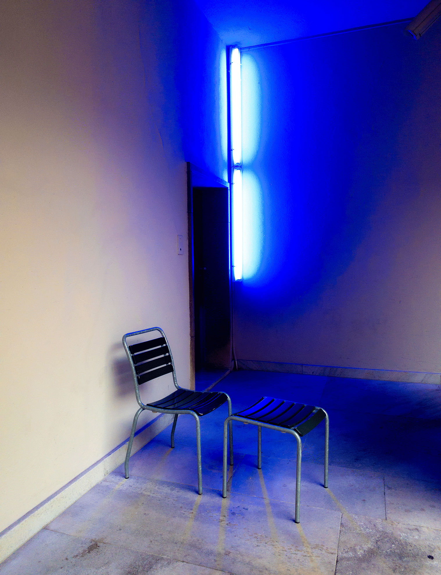 Leuchtstoffröhre / Dan Flavin, Kunstmuseum Basel, Innenhof